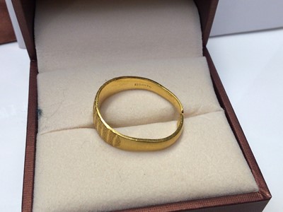 Lot 38 - Chinese gold ring with adjustable shank (stamped 999.9 KL)