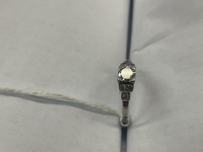 Lot 36 - Art Deco diamond ring with a brilliant cut diamond flanked by stepped diamond shoulders on 18ct white gold shank