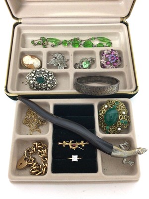 Lot 22 - Group costume jewellery including 9ct gold bracelet with padlock clasp, 9ct gold chain, pair 9ct gold earrings, 9ct gold bar brooch, silver bangle and novelty lizard letter opener