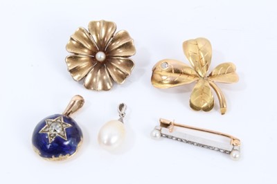 Lot 433 - Group of jewellery to include a gold and diamond lucky four-leaf clover brooch, antique gold and seed pearl flower brooch, Victorian diamond and blue enamel pendant, Edwardian rose cut diamond and...