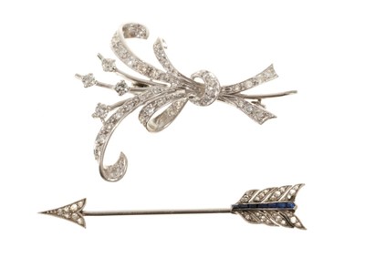 Lot 442 - Diamond floral spray brooch and diamond arrow brooch/jabot pin (2)