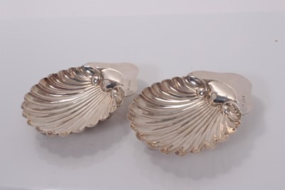 Lot 60 - Pair of Edwardian silver shell dishes, raised on three ball feet, (Birmingham 1906), maker George Unite, 13.5cm in length, all at 3ozs (2)