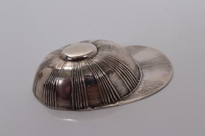 Lot 71 - Modern American silver jockey cap caddy spoon, stamped 925 Sterling, 5.5 cm