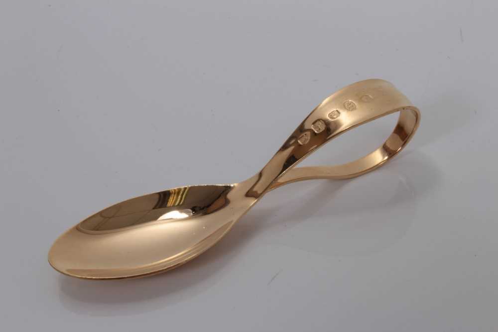 Lot 80 - Modern silver gilt caddy spoon with loop handle, Sheffield 2002 Golden Jubilee mark, Carr's of Sheffield 9cm
