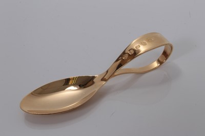 Lot 80 - Modern silver gilt caddy spoon with loop handle, Sheffield 2002 Golden Jubilee mark, Carr's of Sheffield 9cm