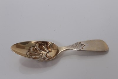 Lot 91 - William IV silver gilt shell embossed caddy spoon with fiddle pattern handle, London 1830, William Bateman II, 10 cm