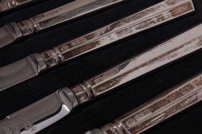 Lot 141 - Set of six George V silver handled tea knives, with stainless steel blades, (Birmingham 1911), in velvet lined fitted case, each knife 17.5cm in overall length.