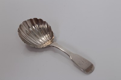 Lot 95 - George IV Irish silver shell bowl caddy spoon with fiddle handle, Dublin 1827, Patrick Moore 9.5 cm