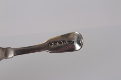 Lot 95 - George IV Irish silver shell bowl caddy spoon with fiddle handle, Dublin 1827, Patrick Moore 9.5 cm