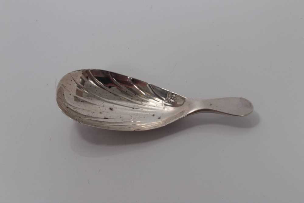 Lot 96 - George III Irish elongated shell bowl caddy spoon with short handle, Dublin 1819, James England 9cm