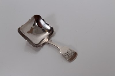 Lot 97 - George IV silver shovel-shaped caddy spoon with fiddle pattern handle, Birmingham 1826, makers mark rubbed 8cm