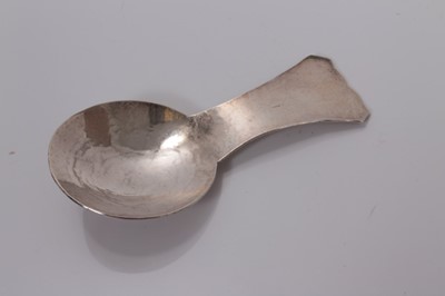 Lot 99 - Modern silver hand finished caddy spoon, London 1994, Peter Harwood 8.5 cm