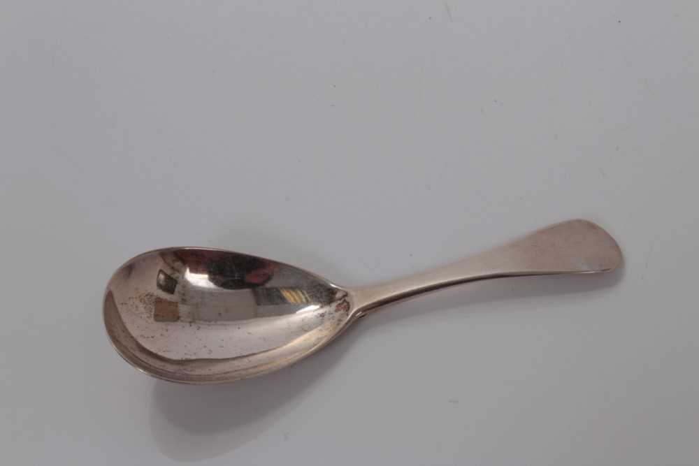 Lot 102 - George III silver caddy spoon with Old English pattern handle, London 1817, Walter Bateman I, 9.5 cm
