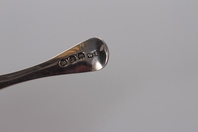 Lot 102 - George III silver caddy spoon with Old English pattern handle, London 1817, Walter Bateman I, 9.5 cm