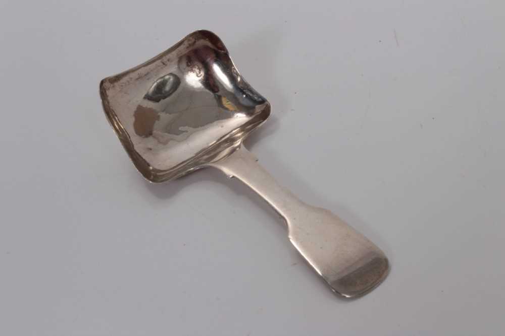 Lot 115 - Victorian silver shovel-shaped caddy spoon with fiddle handle, London 1848, George Unite 8.8 cm