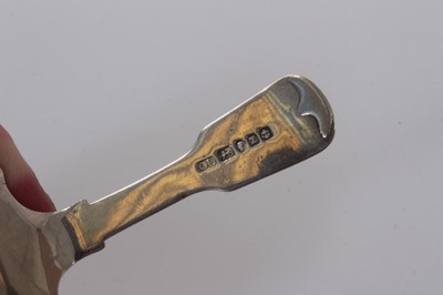 Lot 115 - Victorian silver shovel-shaped caddy spoon with fiddle handle, London 1848, George Unite 8.8 cm