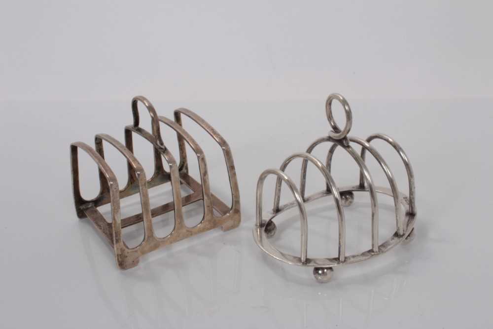 Lot 167 - Late Victorian silver four division toast rack (Sheffield 1899), maker James Dixon & Sons, together with an Edwardian silver four division toast rack (Birmingham 1904), all at 5ozs (2)