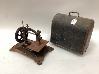 Lot 2458 - Vintage sewing machine in case