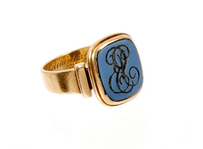 Lot 658 - 19th century French gold and hardstone signet ring