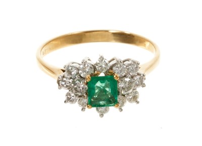 Lot 425 - Emerald and diamond cluster ring