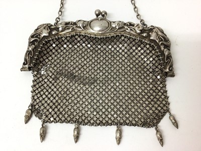 Lot 124 - Art Nouveau silver mesh purse with figure and floral decoration
