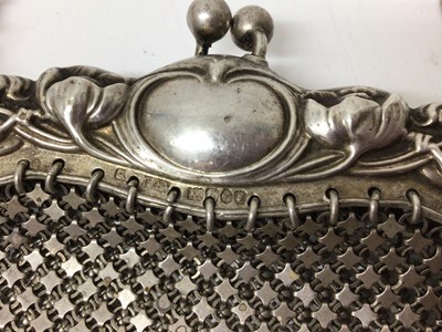 Lot 124 - Art Nouveau silver mesh purse with figure and floral decoration