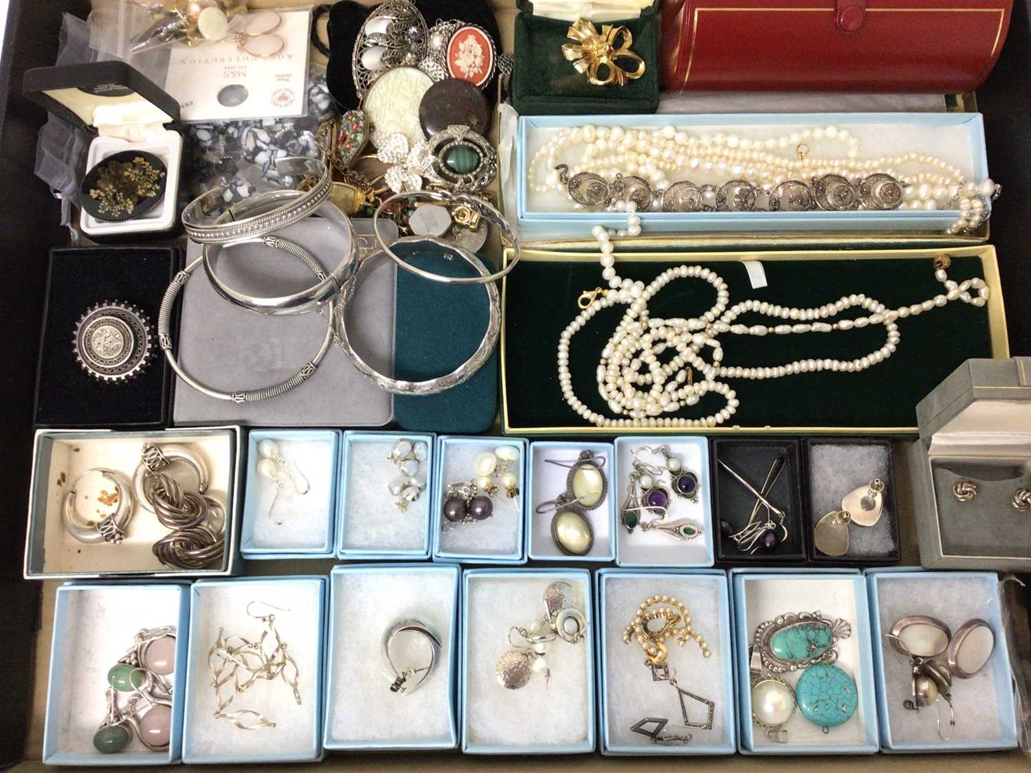 Lot 90 - Group of silver and costume jewellery