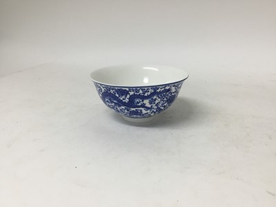 Lot 1231 - Chinese blue and white dragon bowl - good quality