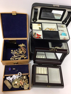 Lot 135 - Quantity of costume jewellery including novelty brooches, beads, compacts, jewellery boxes and bijouterie