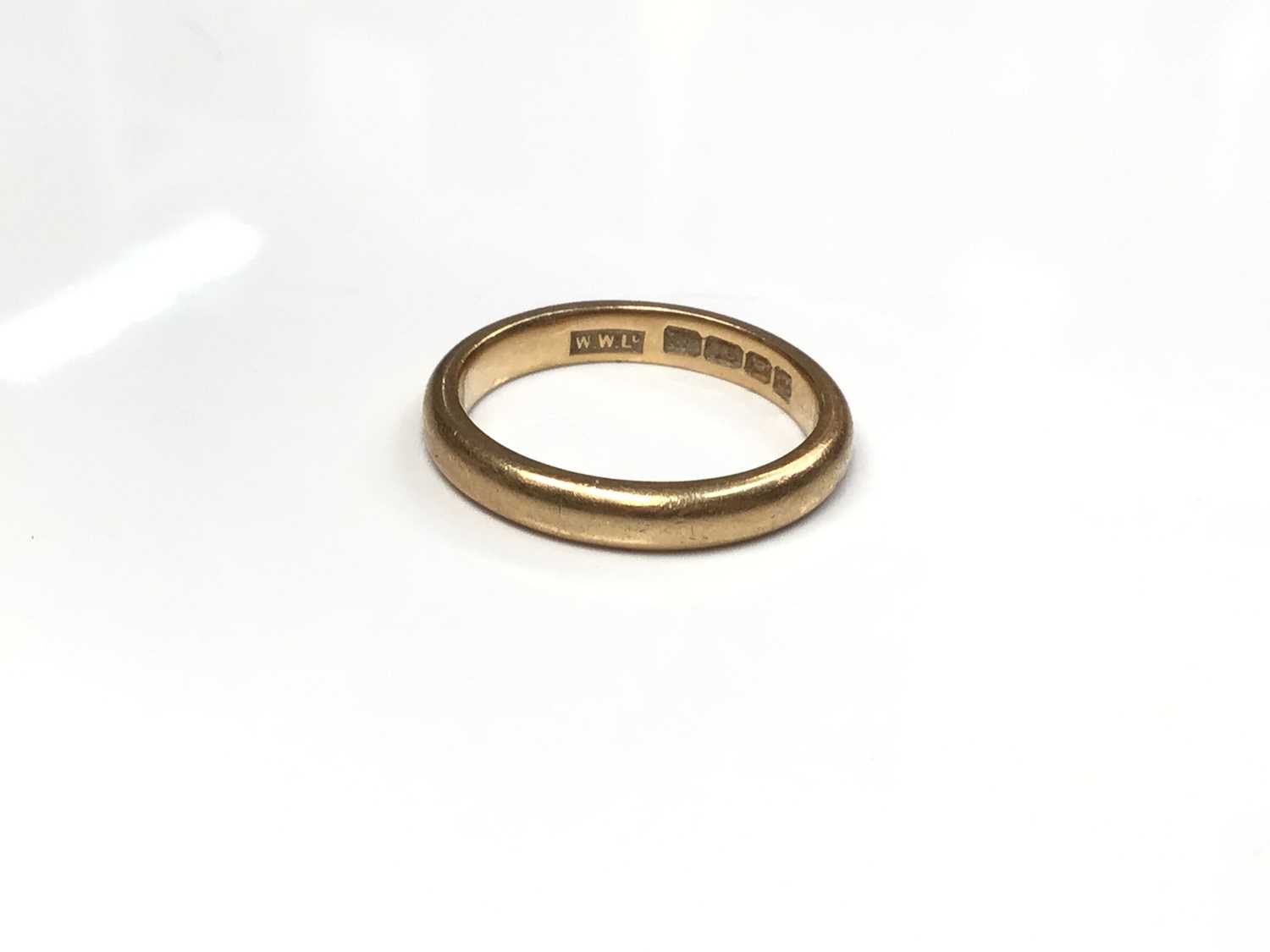 Lot 146 - 18ct gold wedding ring (London 1954), size K