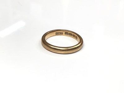 Lot 146 - 18ct gold wedding ring (London 1954), size K