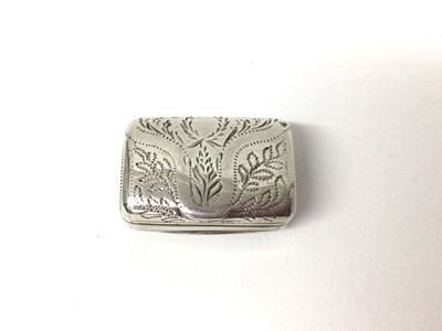 Lot 168 - Georgian silver vinaigrette with bright cut leaf decoration (London1824) 2.3 cm