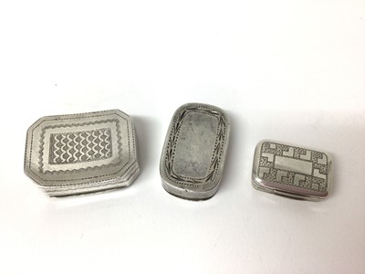 Lot 169 - Three Georgian silver vinaigrettes with engraved decoration, 2-3 cm