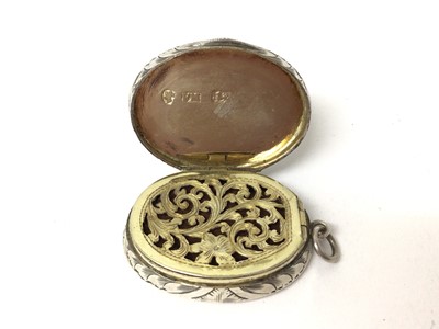 Lot 173 - Victorian silver oval vinaigrette with engine turned decoration (London 1860) 3.6 cm