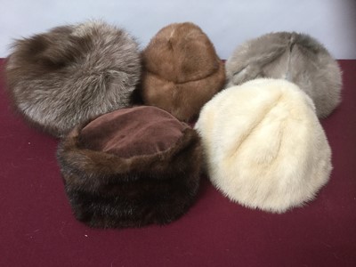 Lot 2124 - Mink hat, mink stole and two occasion hats