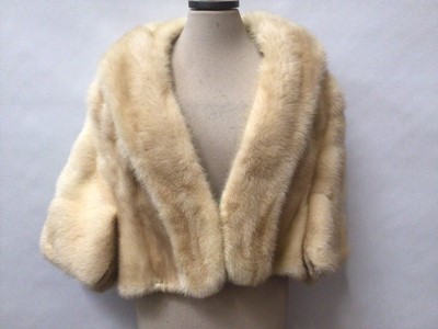 Lot 2122 - Blonde mink fur cropped jacket