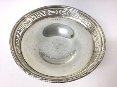 Lot 198 - 1930s silver fruit bowl with pierced border on pedestal ( Birmingham 1933) 22 cm diameter