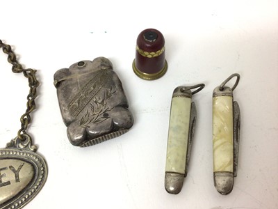 Lot 208 - Three Victorian silver mounted fruit knives, Victorian thimble and vesta set with stanhopes, compass and sundries