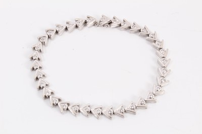 Lot 576 - White metal bracelet with articulated chevron links set with brilliant cut diamonds