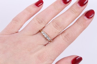 Lot 245 - Ladies gold 18ct diamond five stone ring