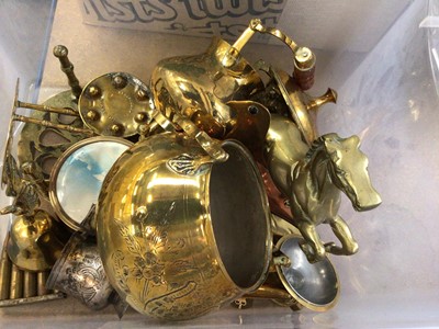 Lot 2539 - Group of brassware to include pair of Pigeon ornaments and other items (1 box)