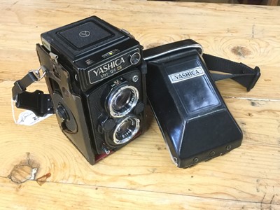 Lot 2366 - Yashica Mat 124 G twin lens reflex camera in case