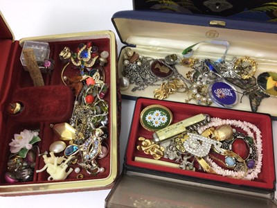 Lot 272 - Large collection of assorted costume jewellery