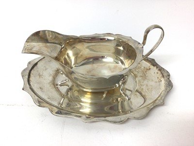 Lot 275 - George V silver sauce boat and matching stand, (Sheffield 1932), maker Viners, all at 7ozs