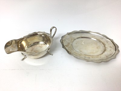 Lot 275 - George V silver sauce boat and matching stand, (Sheffield 1932), maker Viners, all at 7ozs