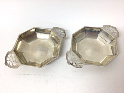 Lot 276 - Pair of George V silver dishes of octagonal form with pierced handles, (Sheffield 1934), maker Viners, all at 6ozs