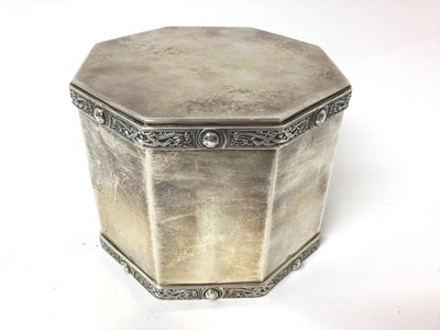 Lot 278 - George V silver biscuit barrel of octagonal form, (London 1932), maker Mappin & Webb, 9.5cm in height, all at 17ozs