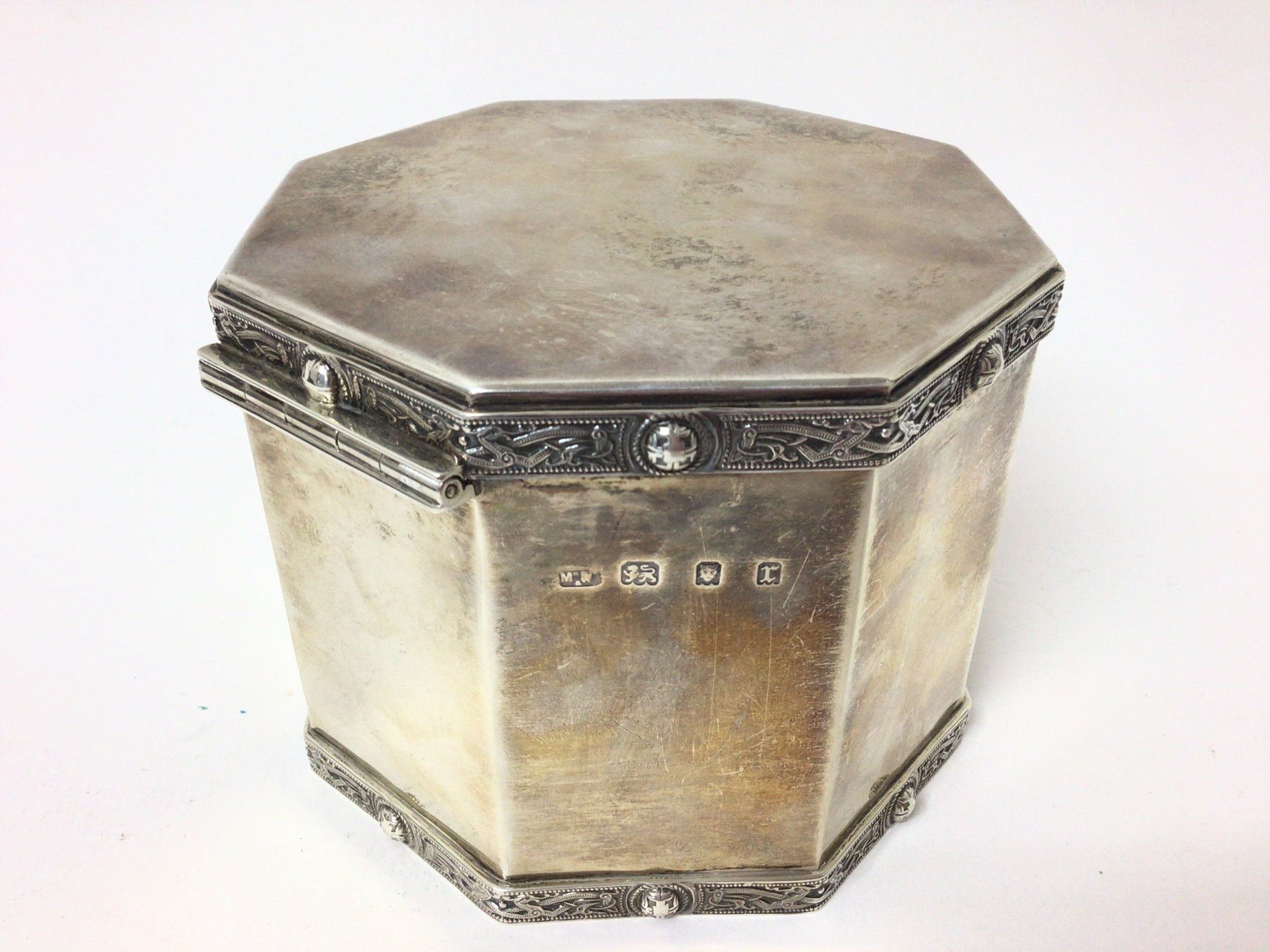 Lot 278 - George V silver biscuit barrel of octagonal