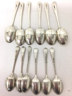 Lot 279 - Six George V Hanovarian Rat Tail pattern teaspoons (Sheffield 1931), together with a set of six similar coffee spoons (Sheffield 1912), maker Mappin & Webb, all at 5ozs (12)