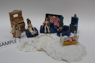 Lot 1889 - Quantity of Dolls house dolls, furniture and accessories plus part dolls house.